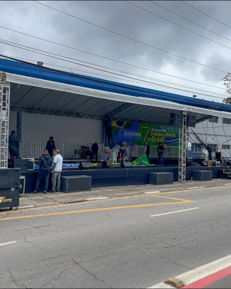 Palco montado na rua para um evento da Prefeitura de Diadema, com cobertura e caixas de som nas laterais
