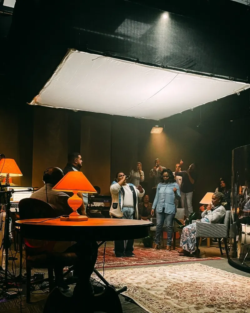 Gravação de DVD ao vivo em estúdio com músicos, luminárias e tapetes