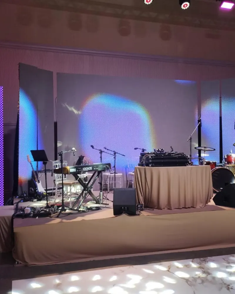 Palco de recepção com teclado, microfones e iluminação suave